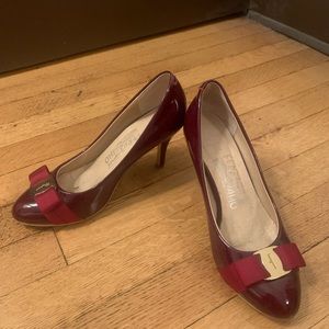 Ferragamo red pumps with buckle
